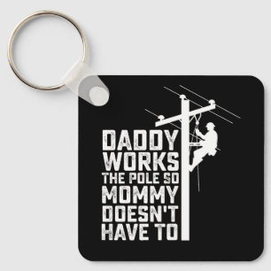 Papa werkt aan de paal zodat mama het niet hoeft t sleutelhanger