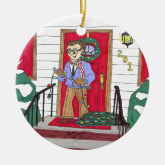 Papa zet kerstverlichting in versiering keramisch ornament