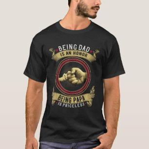 Papa zijn is een eer Papa zijn is onbetaalbaar T T-shirt