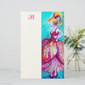 PAPETERIE BEAUTÉ EN ROBE ROSE MONOGRAMME (Debout devant)