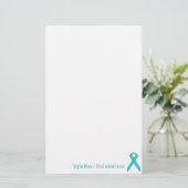 Papeterie Bleu Lt / Ruban Turquoise Standard par Kenneth Yon (Debout devant)