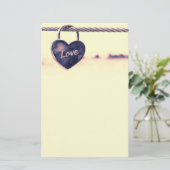 Papeterie Cadenas d'amour en forme de coeur attaché à une co (Debout devant)