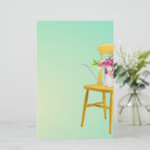 Papeterie Chaise jaune lumineuse avec la boîte d'arrosage de (Debout devant)