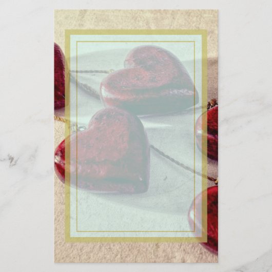 Papeterie Coeurs en bois rouges attachés ensemble sur une (Devant)