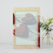 Papeterie Coeurs en bois rouges attachés ensemble sur une (Debout devant)