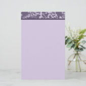 Papeterie de papier pourpre florale classique (Debout devant)