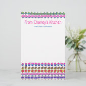 Papeterie De (votre nom) cuisine. Gâteaux et biscuits Sta (Debout devant)