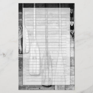 Papeterie Des avirons sont accrochés sur un hangar en bois 