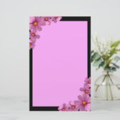 Papeterie Design de fleurs de cosmos pourpre sur un Arrière  (Debout devant)