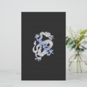 Papeterie Dragon de style de chrome sur la copie noire de (Debout devant)