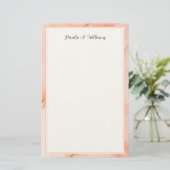 Papeterie Élégant Script Moderne en Marbre Rose (Debout devant)