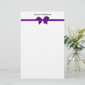 Papeterie Élégante Bow en satin violet sur blanc (Debout devant)