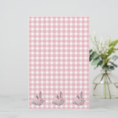 Papeterie en vichy rose et lapins (Debout devant)