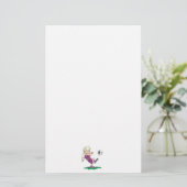 Papeterie fille mignonne botter le ballon de football (Debout devant)