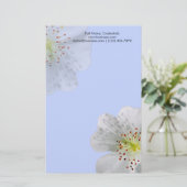 Papeterie Fleur double blanche personnalisée, bleu clair (Debout devant)