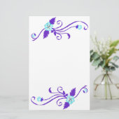 Papeterie Fleurs bleues avec papier à lettres pourpre (Debout devant)