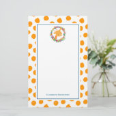 Papeterie Girafe avec une couronne de fleurs sur des points  (Debout devant)