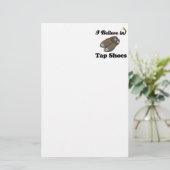 Papeterie je crois aux chaussures de robinet (Debout devant)