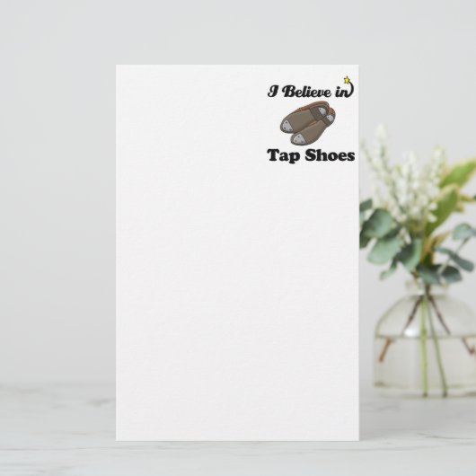 Papeterie je crois aux chaussures de robinet (Debout devant)