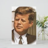 Papeterie John F Kennedy (Debout devant)