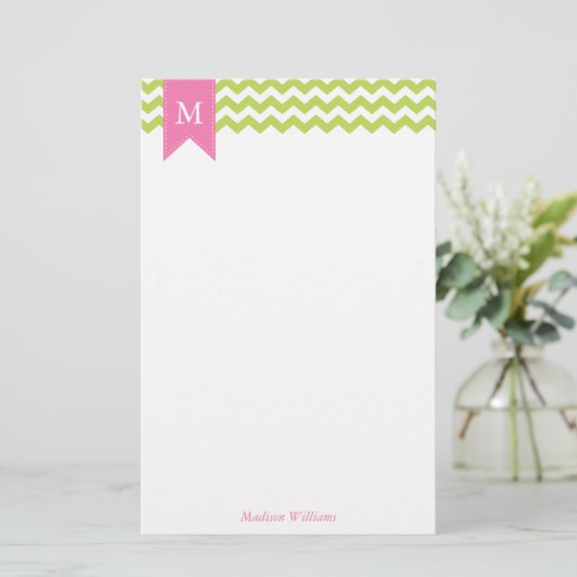 Papeterie Kiwi Green Chevrons Motif et Monogramme rose (Debout devant)