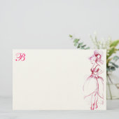 PAPETERIE LA BEAUTÉ EN ROBE ROSE MONOGRAMMÉE (Debout devant)