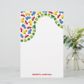 Papeterie Le garçon d'anniversaire joue les camions colorés (Debout devant)