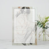 Papeterie Lecture de Paulette se reposant sur son chien de (Debout devant)