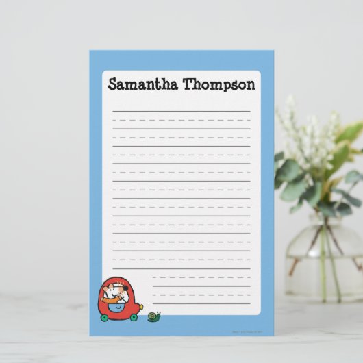 Papeterie Maisy conduit une voiture rouge mignonne (Debout devant)