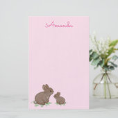 Papeterie Maman et bébé lapin mignons dans du trèfle rose (Debout devant)