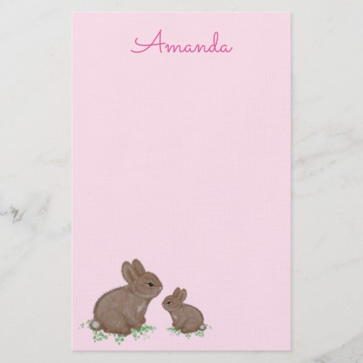 Papeterie Maman et bébé lapin mignons dans du trèfle rose (Devant)