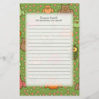 Mignons hiboux bruns rose orange sur fond vert