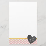 Papeterie MONOGRAM polka point chalkboard coeur bébé rose<br><div class="desc">Révisez l'art d'écrire des lettres avec ce mignon point mini polka avec un cortège de papier à lettres personnalisé =) Configurer en tant que modèle il est facile de customiser avec votre propre texte - faites-le le vôtre! >>> TIPS - Appuyez simplement sur le bouton "Customiser" et ajoutez/modifiez le texte,...</div>