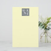 Papeterie monogramme argent flourish - M (Debout devant)