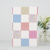 Papeterie Motif de courtepointe de coeurs colorés (Debout devant)