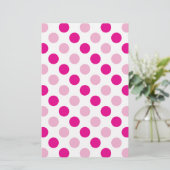 Papeterie Motif pois rose (Debout devant)