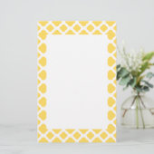 Papeterie Motif Quatrefoil jaune citron et blanc (Debout devant)
