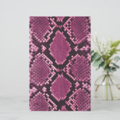 Papeterie Motif Snakeskin rose (Debout devant)