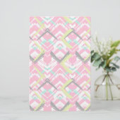 Papeterie Motif Zag rose main (Debout devant)
