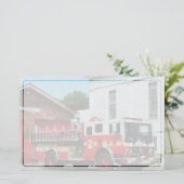 Papeterie Pompe à incendie devant la caserne de pompiers (Debout devant)