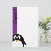 Papeterie pourpre mignon de pingouin de bande dessinée (Debout devant)