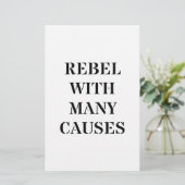 Papeterie Rebel avec de nombreuses causes (Debout devant)