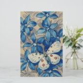 Papeterie rétro, papillon sur fleurs bleues arrière - plan (Debout devant)