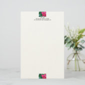 Papeterie rose (Debout devant)