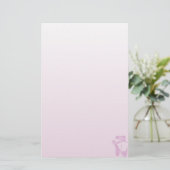 Papeterie rose (Debout devant)