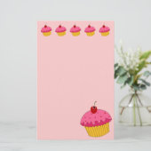 Papeterie rose de petits gâteaux (Debout devant)