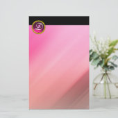 PAPETERIE ROSE FUCHSIA AMÉTHYST GEM STONE MONOGRAMME (Debout devant)