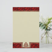 Papeterie Soie de rouge de Triquetra (Debout devant)