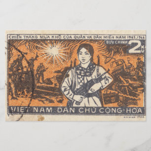 Papeterie Timbre postal vietnamien avec une fille armée 1966