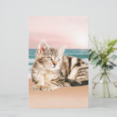 Papeterie Un chat rayé plus mignon assis sur la plage au cou (Debout devant)